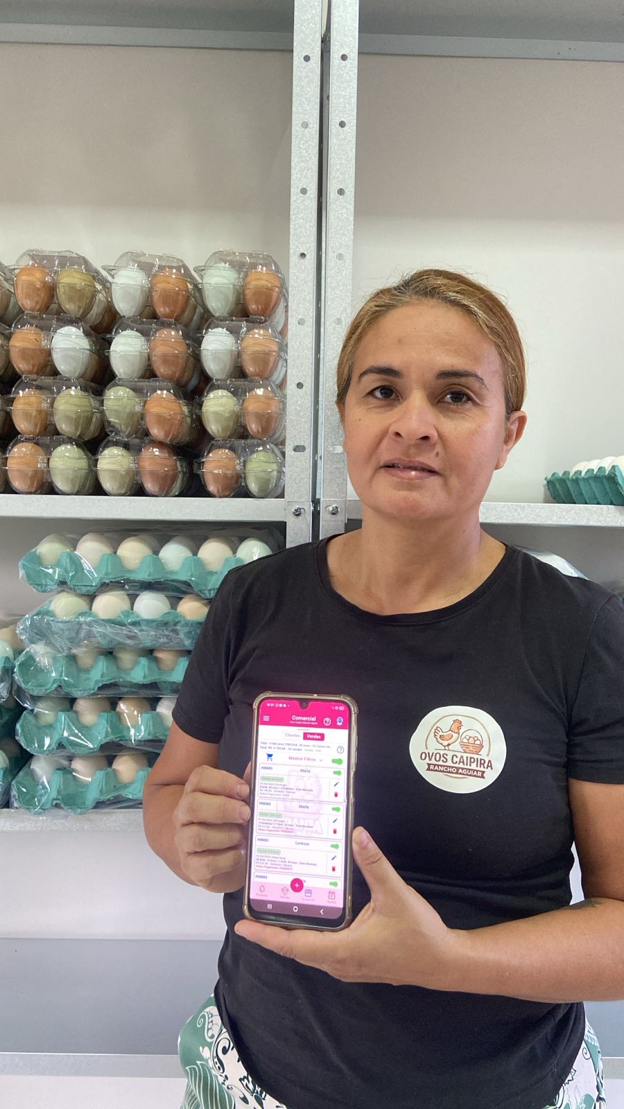 Fabiana da Ovos Caipira Rancho Aguiar usando o Granja na Mão no controle de vendas